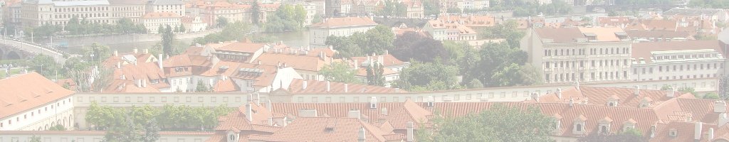 Zdjęcie miasta wraz z budynkiem pokrytym dachówką ceramiczną na pierwszym planie. W oddali widać most oraz inne budynki